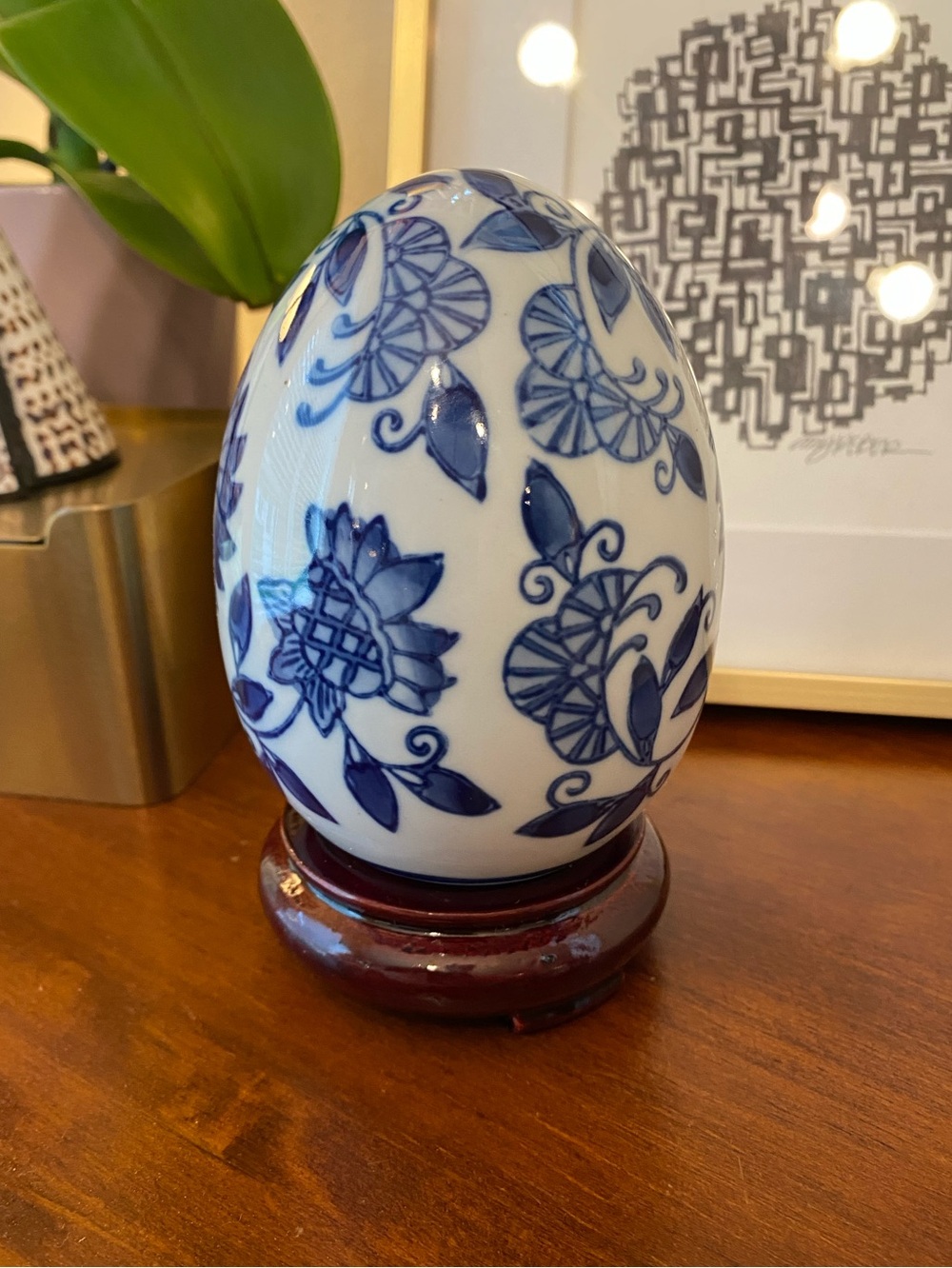VTG Chinoiserie Chinese Porcelain Egg Blue White Flowers On Wooden Stand 5.5” - Picture 2 of 5